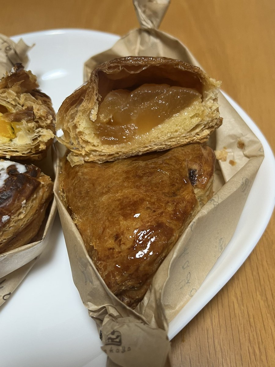 mucchan1202's tweet photo. ナカヤ菓子店

アップルパイ+秋限定かぼちゃパイ

到着するとかぼちゃは品切れ、予約しといてよかった！
アップルパイは安定の美味さ、初めて食べた限定のかぼちゃが驚愕の美味さ✨

サックサクのパイ生地の中に空知さんかぼちゃがたっぷり。
ホワイトチョコをトッピングしたかぼちゃの種も美味い☺️ https://t.co/AIznewmoof
