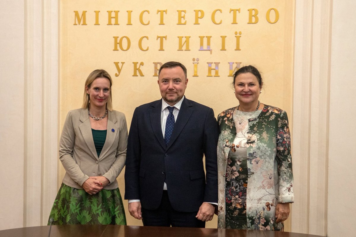 EUAM_Ukraine's tweet photo. EUAM Head @ctaylor_EUAM and EU Ambassador @kmathernova met Ukraine’s Justice Minister to discuss EU reforms.
EUAM outlined opportunities for strategic support on prison reform, forensics and the fight against corruption.
@minjust_gov_ua welcomed cooperation with the Mission. https://t.co/A4iynZrnP2