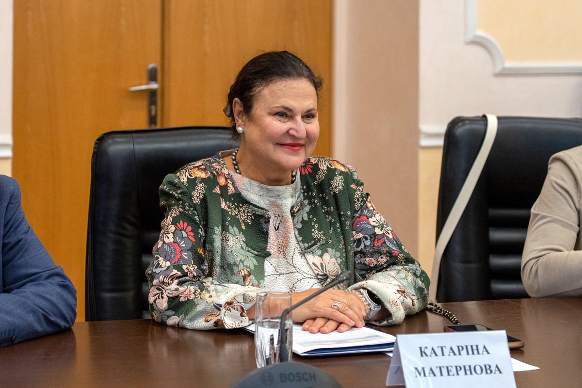 EUAM_Ukraine's tweet photo. EUAM Head @ctaylor_EUAM and EU Ambassador @kmathernova met Ukraine’s Justice Minister to discuss EU reforms.
EUAM outlined opportunities for strategic support on prison reform, forensics and the fight against corruption.
@minjust_gov_ua welcomed cooperation with the Mission. https://t.co/A4iynZrnP2