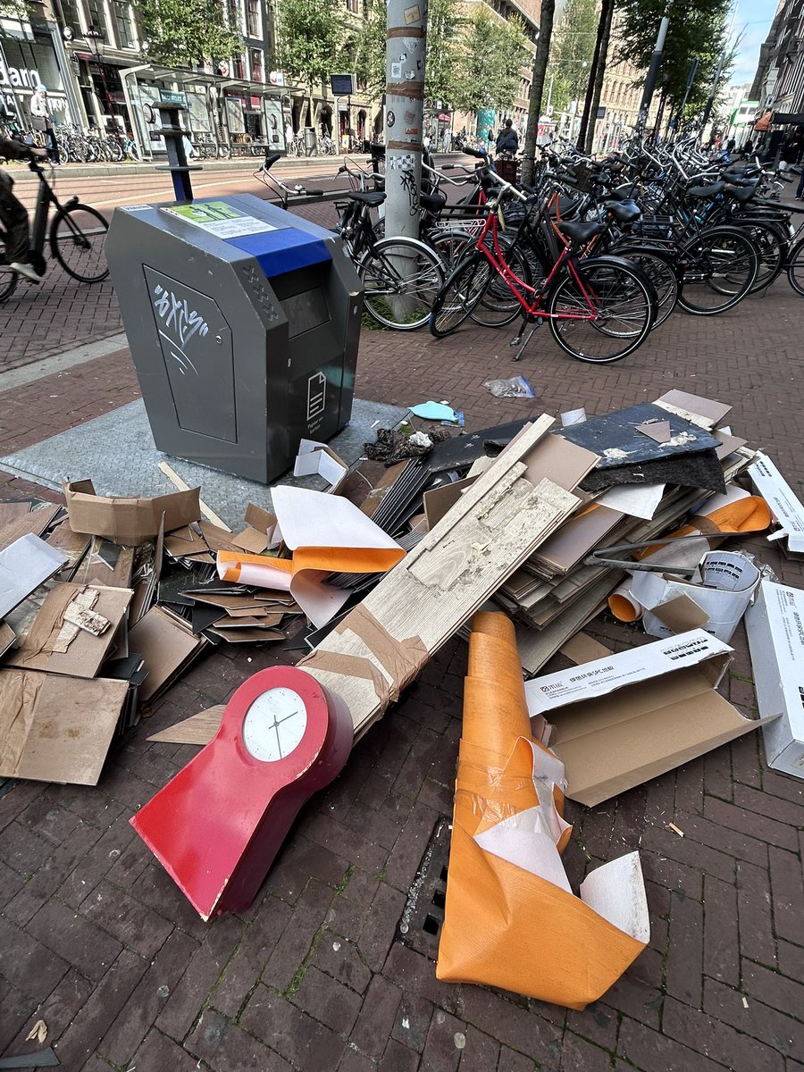 AmsterdamJa21's tweet photo. Tot Amsterdam weer schoon is: elke dag een foto van de troep. Stuur jouw foto met locatie in via @AmsterdamJa21 of via #stopdetroep.    

Vandaag: Nieuwezijdse Voorburgwal.    

#143  

Foto: @amsterdam_pics https://t.co/zqpkaX5lDo