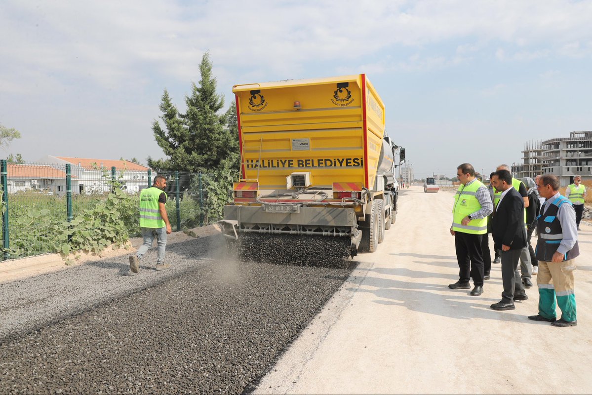 mcanpolatnet's tweet photo. Konuklu Mahallemizdeyiz.

Asfalt Emülsiyon Üretim Tesisimizde kendi imkanlarımızla ürettiğimiz asfaltla mahallemizin yollarını yeniliyoruz.

Konuklu Mahalle Muhtarımız Sn. İbrahim Halil Yıldız ile birlikte devam eden sathi kaplama asfalt çalışmalarımızı yerinde inceledik. https://t.co/fFaG9Tg2Nq