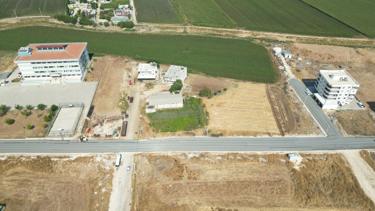 mcanpolatnet's tweet photo. Konuklu Mahallemizdeyiz.

Asfalt Emülsiyon Üretim Tesisimizde kendi imkanlarımızla ürettiğimiz asfaltla mahallemizin yollarını yeniliyoruz.

Konuklu Mahalle Muhtarımız Sn. İbrahim Halil Yıldız ile birlikte devam eden sathi kaplama asfalt çalışmalarımızı yerinde inceledik. https://t.co/fFaG9Tg2Nq