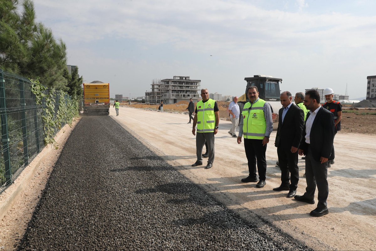 mcanpolatnet's tweet photo. Konuklu Mahallemizdeyiz.

Asfalt Emülsiyon Üretim Tesisimizde kendi imkanlarımızla ürettiğimiz asfaltla mahallemizin yollarını yeniliyoruz.

Konuklu Mahalle Muhtarımız Sn. İbrahim Halil Yıldız ile birlikte devam eden sathi kaplama asfalt çalışmalarımızı yerinde inceledik. https://t.co/fFaG9Tg2Nq