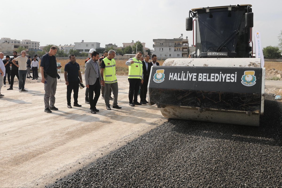 mcanpolatnet's tweet photo. Konuklu Mahallemizdeyiz.

Asfalt Emülsiyon Üretim Tesisimizde kendi imkanlarımızla ürettiğimiz asfaltla mahallemizin yollarını yeniliyoruz.

Konuklu Mahalle Muhtarımız Sn. İbrahim Halil Yıldız ile birlikte devam eden sathi kaplama asfalt çalışmalarımızı yerinde inceledik. https://t.co/fFaG9Tg2Nq