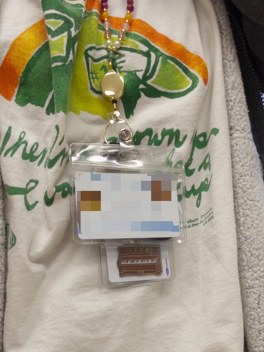 bythcranberries's tweet photo. jay piano charm on the work id badge OBVIOUSLY…. https://t.co/GNzYBAHsjV
