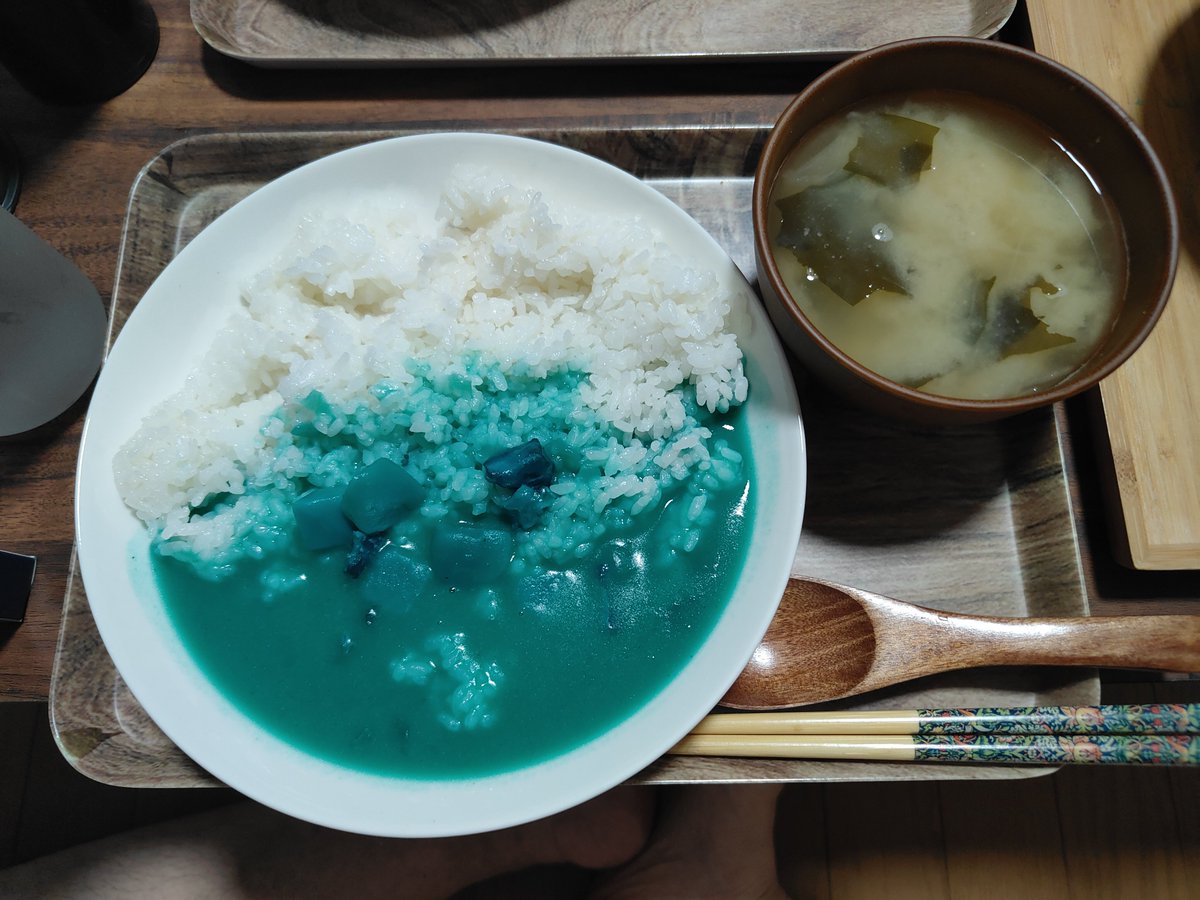 yanchan1220's tweet photo. 夜ご飯🌙🍚
昔ピューロランドで食べたことあるけど
青いカレー美味しい😋🍴 https://t.co/tjElSEqeoN