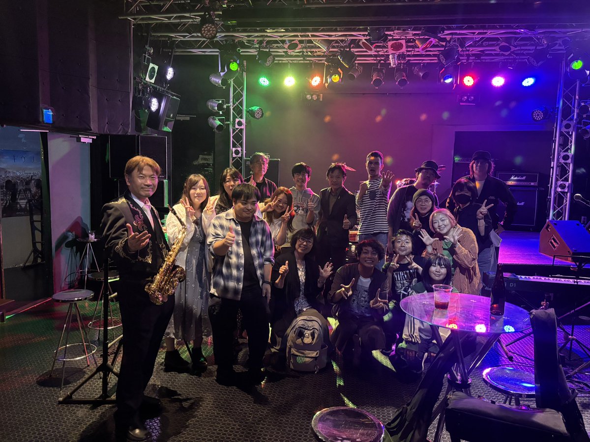 ounryhedo's tweet photo. 今日のハッピーでオレは生きていく！！
みんながサイコーに輝いていて、この綺麗な照明みたいだった！！
愛してる！！♡ https://t.co/FcbrhSdkS7