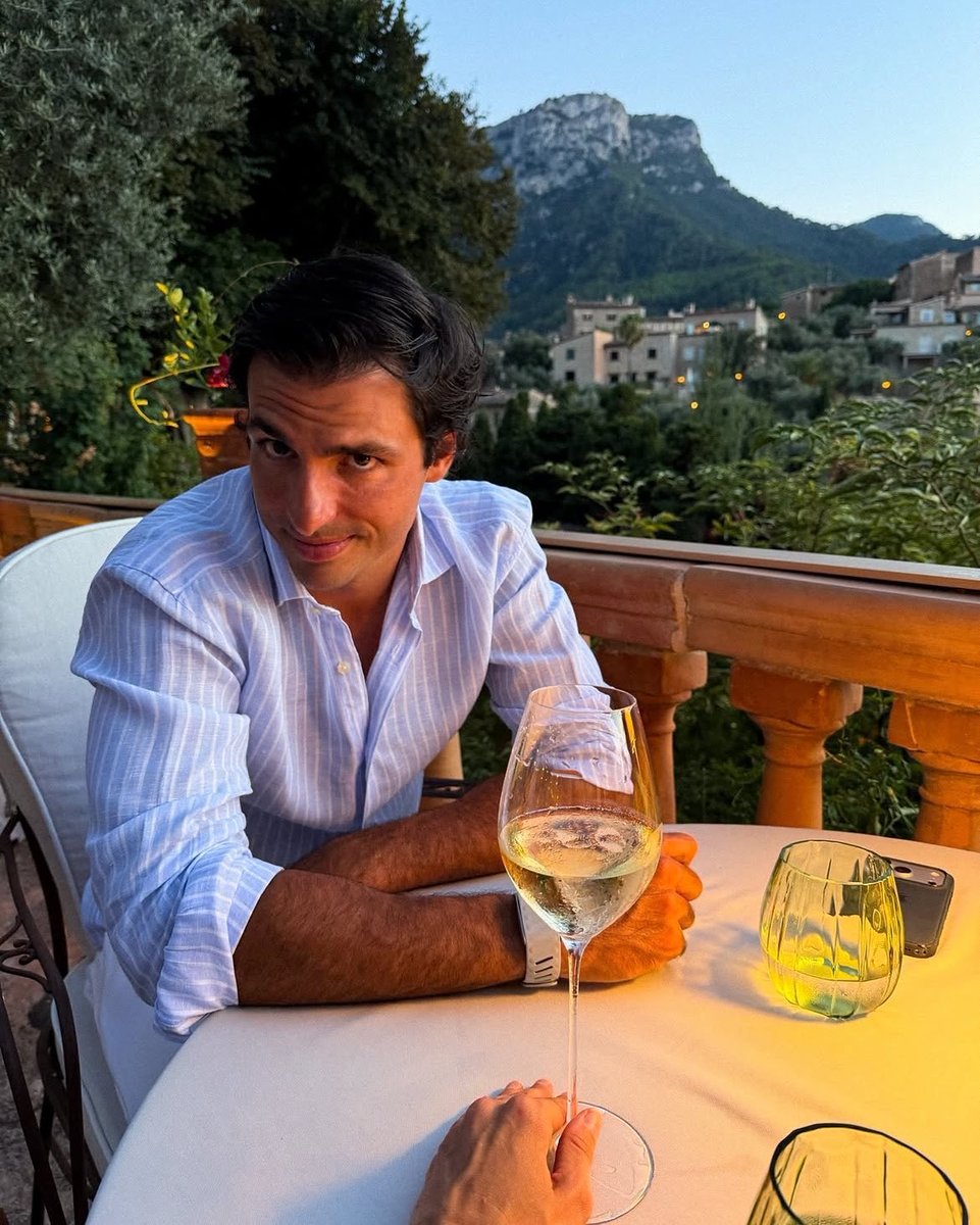 rebemuse's tweet photo. a beautiful couple on a romantic date https://t.co/IQvRFajT64