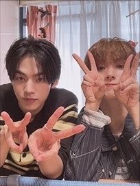 letsgoppangtto's tweet photo. 뽀뽀놀이 하고  둘이 이런 네컷 찍은거 충격 https://t.co/OJp3eA9fEL