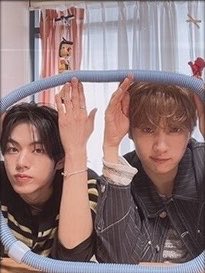 letsgoppangtto's tweet photo. 뽀뽀놀이 하고  둘이 이런 네컷 찍은거 충격 https://t.co/OJp3eA9fEL