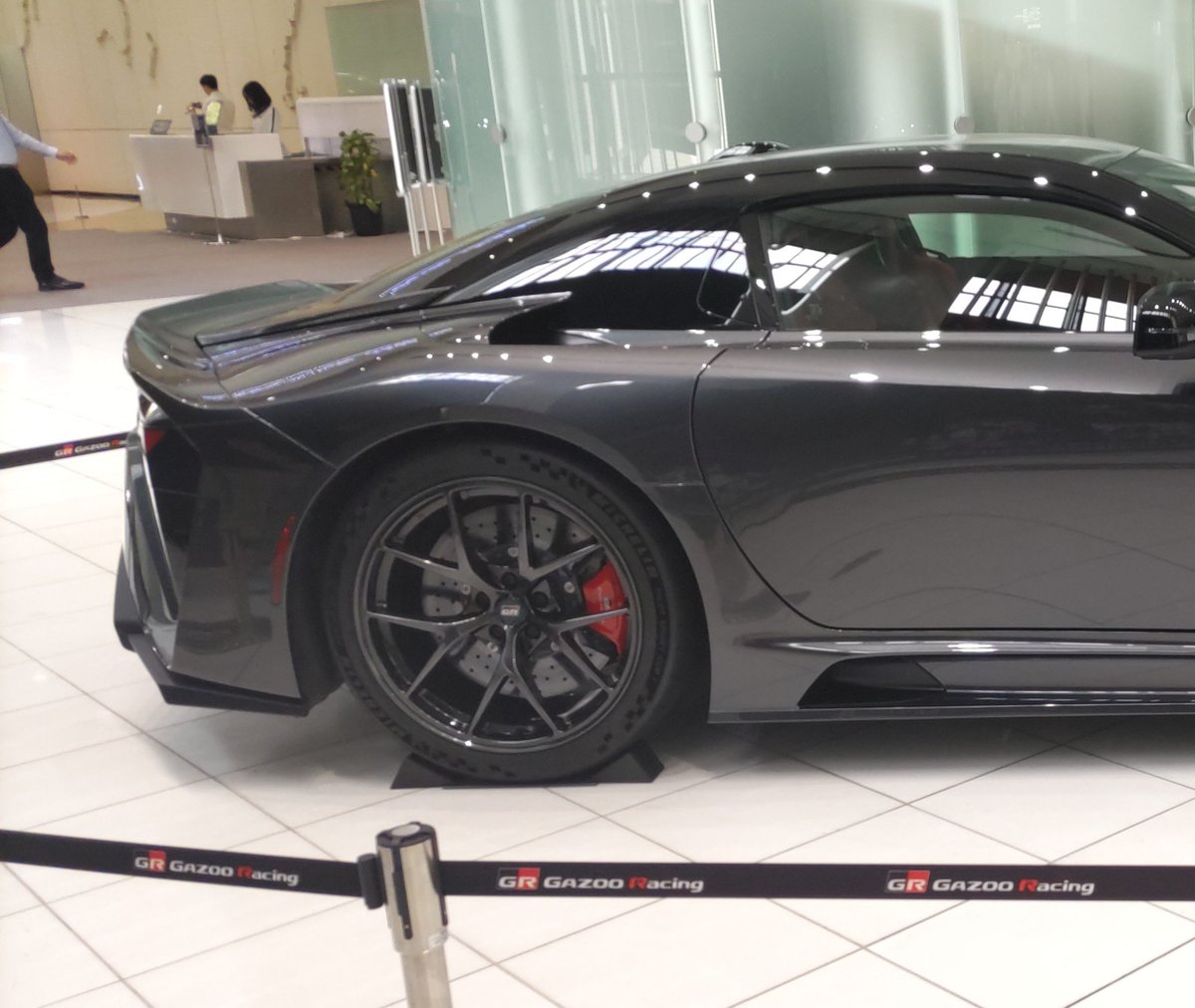 oriba080's tweet photo. GR GT最近日本仕様のテスト走行が多いみたいで、また新たなマットグレーな格好良い擬装ラッピング！
リアブレーキ片押しなのはFRで回生ブレーキ効かすから良いのだそう https://t.co/UeubNJVCGS