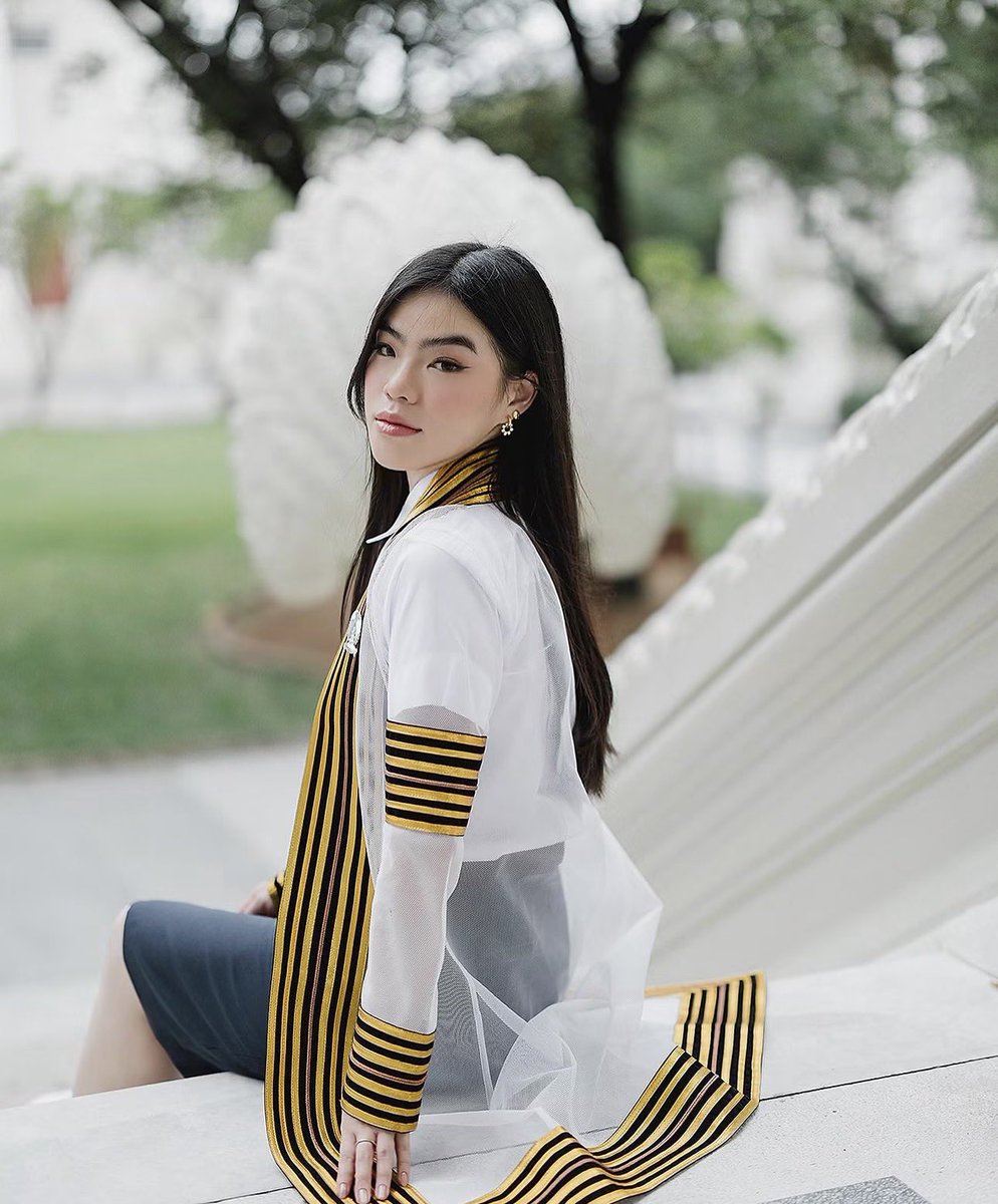 benzbapp's tweet photo. แอลลี่ Berklee  มีณ่า INDA ชุดครุย 2 ตัวนี้หรอ ที่พี่จะได้เห็นจากม้าค 😭😭 https://t.co/BGkYaSzA0k