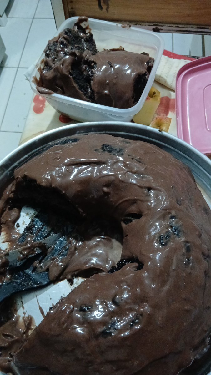 _netunin_'s tweet photo. Eu tô comendo maçã e a minha mãe cortou esse singelo pedaço de bolo...tô me sentindo naquele áudio 
"Jesus Cristo vs 10 mil satanás" https://t.co/iYgoPEfOgi
