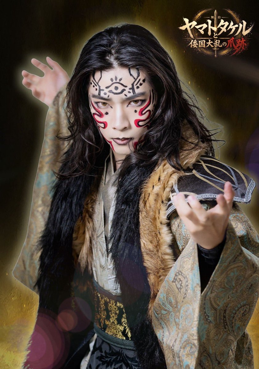 gekidanten's tweet photo. 「ヤマトタケルと倭国大乱の爪痕」
第五話〜草薙剣と守るべき命〜

🔥キャストビジュアル公開🔥

大鴨積命(おおかもつみのみこと)：山室 祐太(やまむろ ゆうた)

伊勢の勢力と対立する「裏伊勢」の祭祀。
古の神・須佐之男命(すさのおのみこと)を現世に呼び戻すため、その力を秘めた八尺瓊勾玉(やさかにのまがたま)を狙う。

#劇団天 
#ヤマトタケル 
#舞台ヤマトタケル
