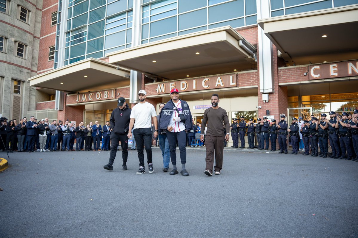AMERICATIMENews's tweet photo. 📍DETECTIVE MERCEDES VUELVE A CAMINAR TRAS SER APUÑALADO

🔹El detective de la NYPD Jose Mercedes salió caminando del Jacobi Medical Center, días después de ser apuñalado varias veces durante un robo en el Bronx. 

Cientos de policías acudieron para recibirlo y mostrarle su respaldo mientras continúa su recuperación. El NYPD aseguró que sus detectives seguirán trabajando para localizar a los responsables.

https://t.co/0lGL1DbKr8