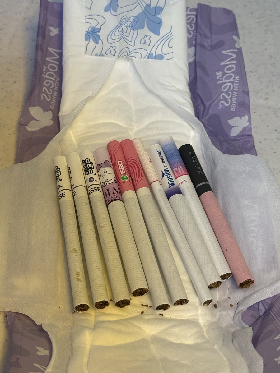 essecunt's tweet photo. barbielat napkin promo LIMITED EDITION (250 php) 

contents: 
3x esse berry pop
2x 520 supreme
1x djmix hachiware taro ice cream
1x winston purple frost
1x esse red 
1x marlboro blossom fusion
1x black devil pink vanilla 

#yositwt https://t.co/aKDE45DmQb