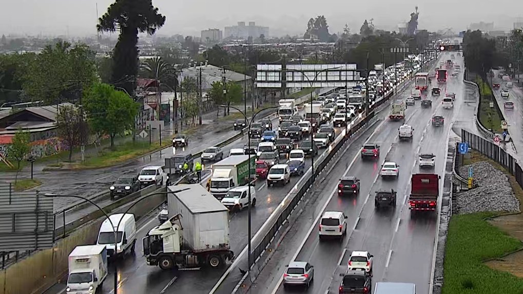 TTISantiago's tweet photo. Ahora (15:47) a restricción de pistas izquierda y central en #Ruta5 al sur, km 8,8 sector El Parrón, debido a accidente de camión de alto tonelaje, el cual quedó tijeretado (bloqueado). Asistencia en desplazamiento. ALTA CONGESTIÓN desde Salesianos. Precaución #LoEspejo https://t.co/Q9ZoG26KWa