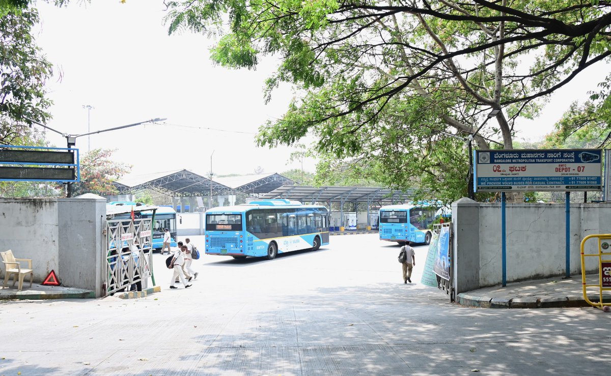 ever_pessimist's tweet photo. Karnataka cabinet has okayed 200 new BS 6 minibuses (7m each) for @BMTC_BENGALURU.
These buses will cover narrow lanes on metro routes (Green/Yellow/Pink lines).
BMTC currently runs 255 (12m &amp; 9m) metro feeder buses.
It could not lease e-minibuses earlier due to high bid amounts. https://t.co/oZk7IPlArk
