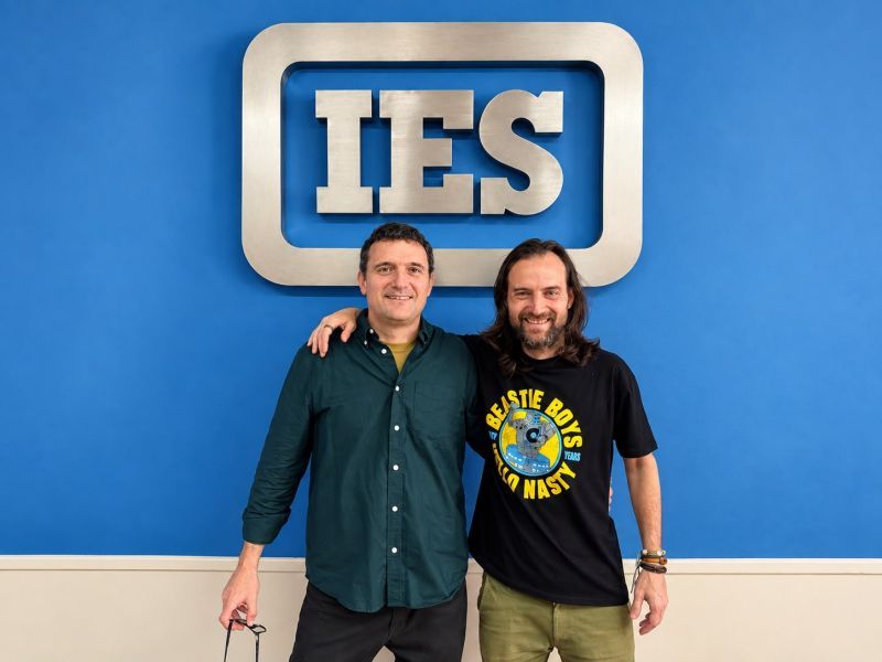 pablopetovel's tweet photo. 🗣Estuvimos en @IES21 con @CarloSederino hablando de los festivales creativos. 

Hablamos de leones, ojos, soles, dientes, gallos, lápices y tiburones. Y de cómo usarlos como radar de la industria📡

Gracias a Charly por la invitación y a los chicos por la buena onda. https://t.co/aMPqin6Ti3