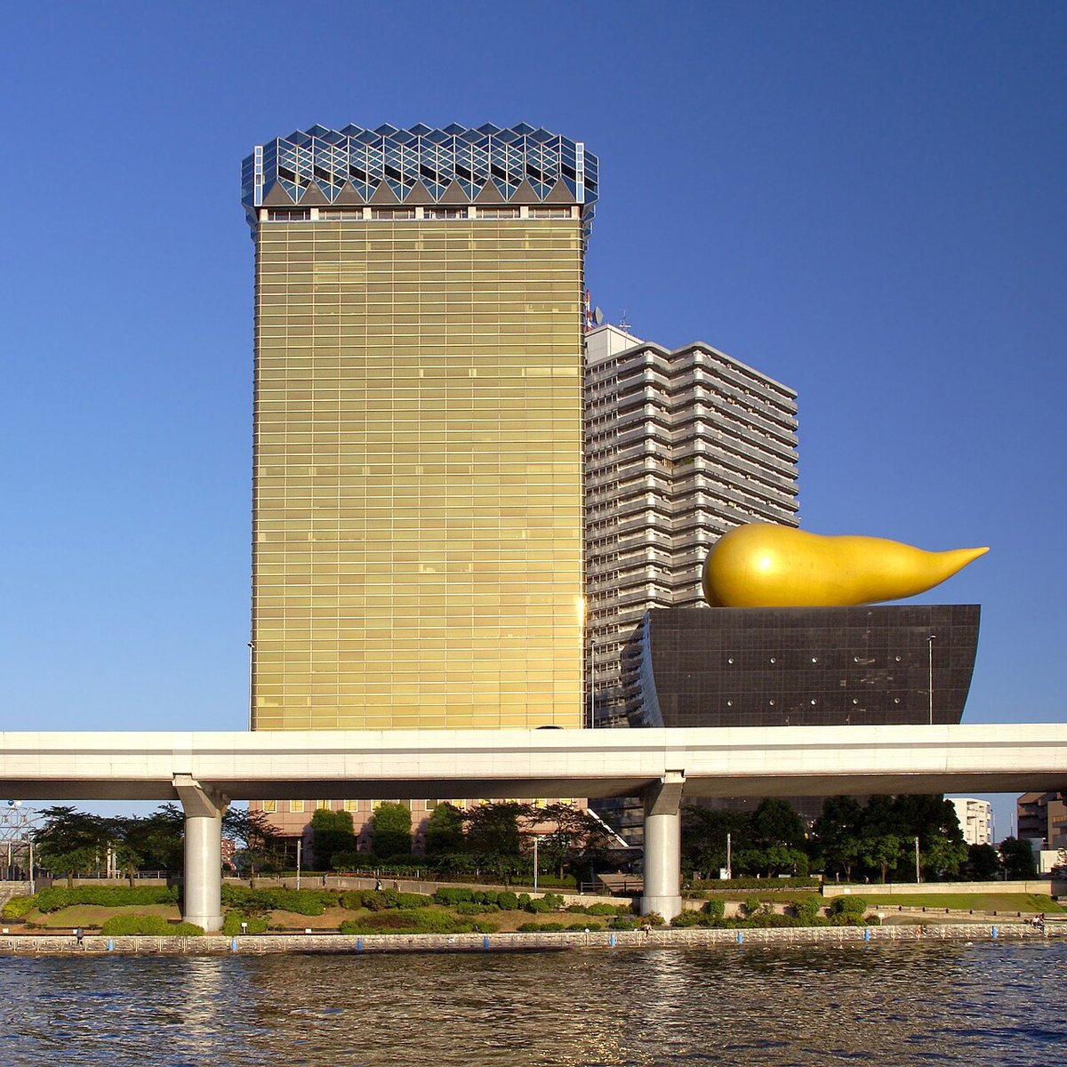 UnthinkableBld's tweet photo. Tokyo’s Asahi Group Headquarters, completed in 1989, resembles a giant beer mug, with amber glass representing beer and a white top symbolizing foam. Beside it, Philippe Starck’s Super Dry Hall features a golden flame sculpture.
@archpng
#Architecture #Tokyo #PhilippeStarck https://t.co/Oiipnh2KdK