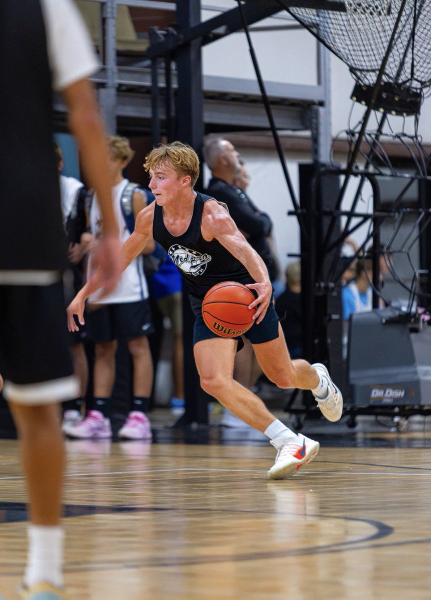 Coachbhogg's tweet photo. 🔒 ANOTHER REPS & RUNS FALL LEAGUE IN THE BOOKS! 🔒

“SUNDAYS IN SEPTEMBER”

Girls & Boys runs year after year, the talent keeps getting better! 📈 

Potential. Size. Skill. COMPETITORS. 🔥

A lot of young talent coming up through the ranks, and we’re excited to see what these athletes do next!

“Stay ready, so you don’t have to get ready.”

👉 HIGH SCHOOL SEASON UP NEXT!

Thank you to all the players, families, coaches, and programs who continue to support and promote Reps & Runs.

Special thank you to 🎥 94ft Films for capturing the action all month long! 🔥🔥🔥

#RepsAndRuns 
#SouthernILHoops 
#BeTheBridge