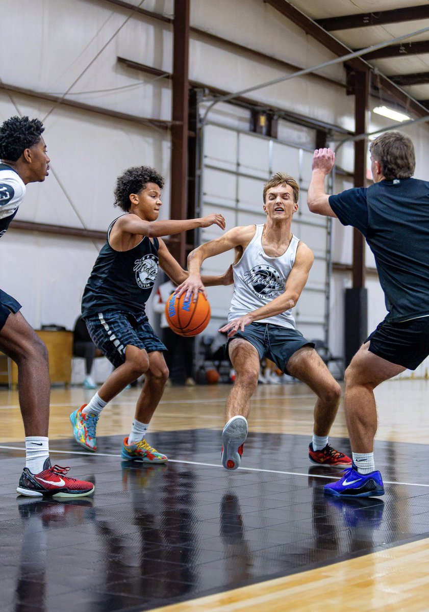 Coachbhogg's tweet photo. 🔒 ANOTHER REPS & RUNS FALL LEAGUE IN THE BOOKS! 🔒

“SUNDAYS IN SEPTEMBER”

Girls & Boys runs year after year, the talent keeps getting better! 📈 

Potential. Size. Skill. COMPETITORS. 🔥

A lot of young talent coming up through the ranks, and we’re excited to see what these athletes do next!

“Stay ready, so you don’t have to get ready.”

👉 HIGH SCHOOL SEASON UP NEXT!

Thank you to all the players, families, coaches, and programs who continue to support and promote Reps & Runs.

Special thank you to 🎥 94ft Films for capturing the action all month long! 🔥🔥🔥

#RepsAndRuns 
#SouthernILHoops 
#BeTheBridge