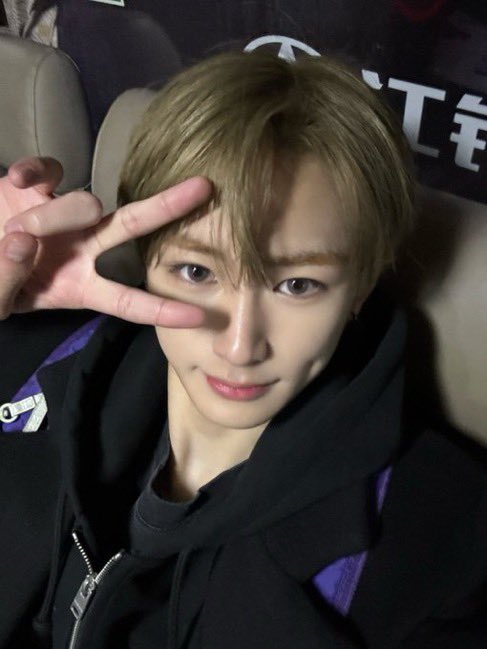 zaxdiary's tweet photo. anxin uploaded 30 photos to celebrate 100 days since pchat opened 🥹 he’s the sweetest

there are photos all the way from the start of his journey in ma1 to where he is now in ald1. it makes me think about how far he’s come ❤️‍🩹 here are some predebut anxin pics! https://t.co/IuW1PA02Bw