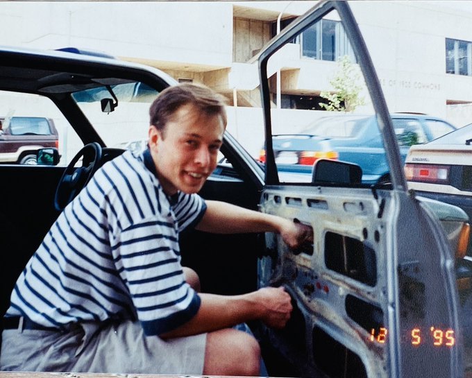 SIDOGEcoin's tweet photo. Elon Musk on 12 May 1995, fixing his car. Photo by Jennifer Gwynne. He later said the glass came from a junkyard for $20. https://t.co/3SDhQHCSPn