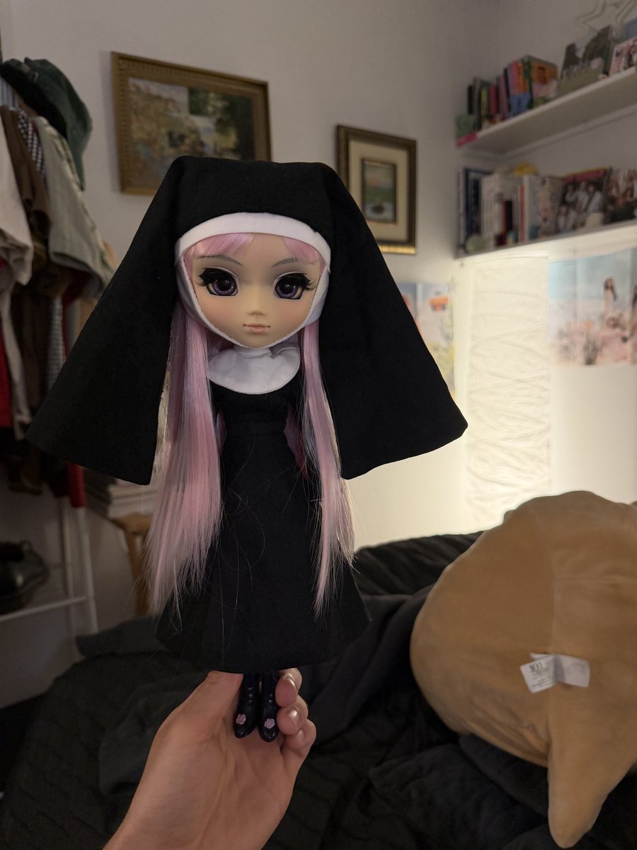 pullipiana's tweet photo. she's ready to party https://t.co/9YBo9OuJAm