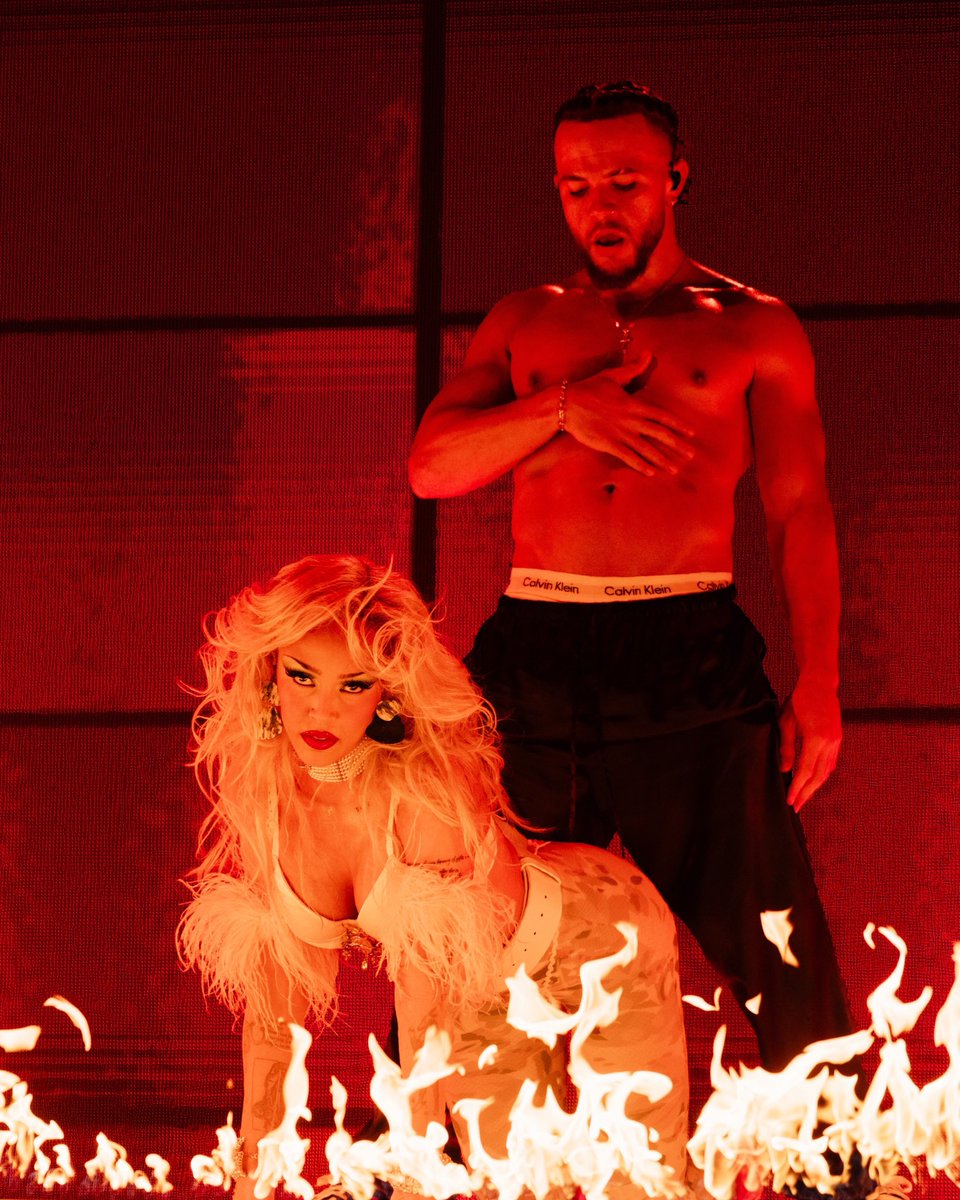 DojaHQs's tweet photo. Doja Cat photographed performing at the Little Caesars Arena in Detroit, Michigan on October 1st. #TourMaVie https://t.co/yoS88B3Fgi