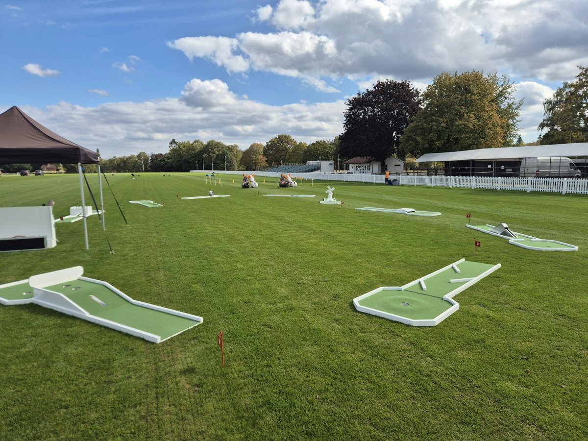AltitudeEvents's tweet photo. We are in #Windsor ready for a #StaffAwayDay with the #ClimbingWallHire, #InflatableHorseRacing and #MiniGolfHire https://t.co/v5oUCT1PQE