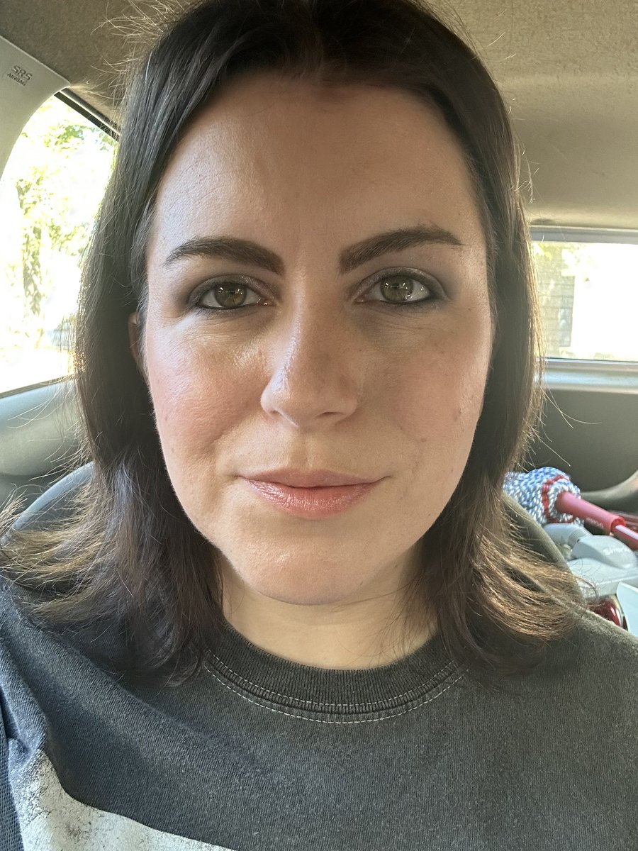 cosmepolitics's tweet photo. time to get these bangs. https://t.co/07nya6nFIp