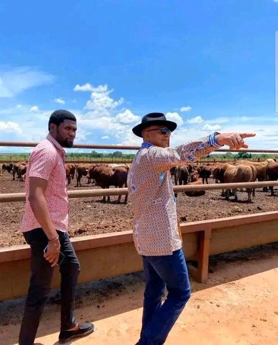 judaRdc's tweet photo. C’est grâce à Katumbi que Peter Sani a eu sa chaîne Perfect TV. C’est Katumbi qui a fait Peter.
Dans la vie, ne négligez jamais une personne qui vous a donné à manger au moment où vous n’aviez rien. Voir aujourd’hui Peter se moquer de Katumbi simplement parce que ce dernier n’arrive pas à bien gérer son parti politique, c’est quand même de l’ingratitude. 😁😁