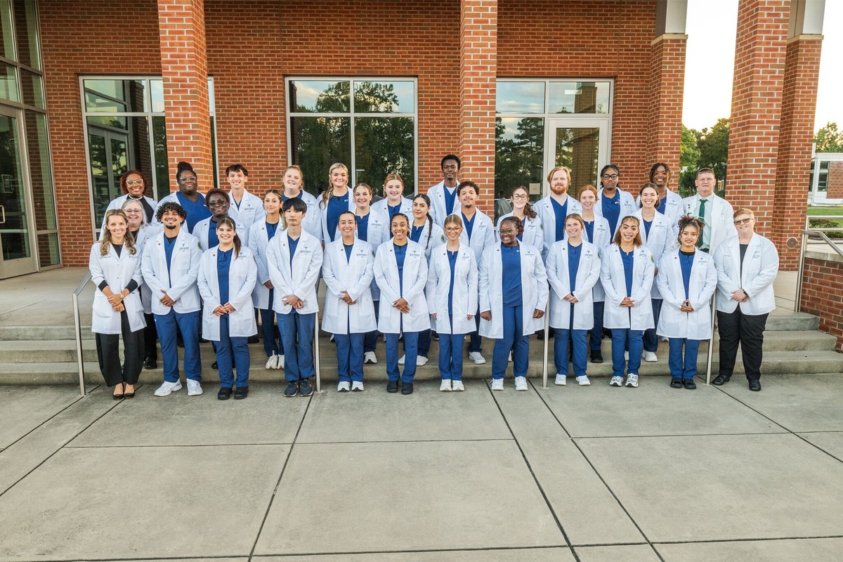 MethodistU's tweet photo. Congratulations to the MU Nursing #ClassOf2028 on receiving your white coats and celebrating such a huge milestone! 🎉💚 https://t.co/gWcDde9vsq