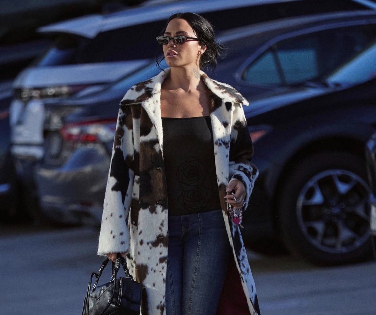 DemiCravings's tweet photo. Demi Lovato was spotted in Los Angeles. https://t.co/1h7PyhYOvo