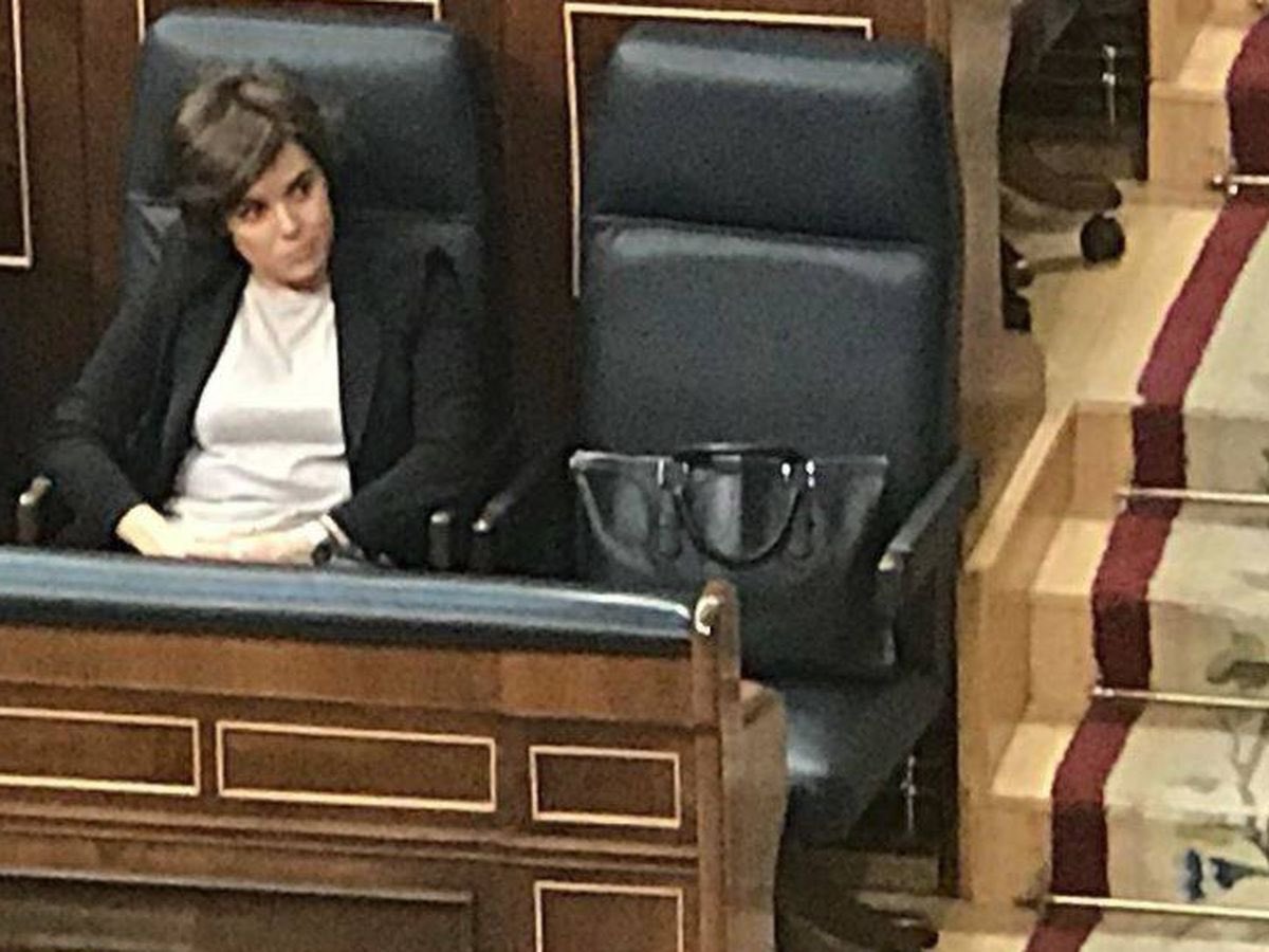 harryelsocio's tweet photo. La única forma de que Feijóo no sea un fraude como lo fue Mariano Rajoy, es que @Santi_ABASCAL lo tenga cogido por los huevos. Por los mismísimos huevos. https://t.co/Uq0jWMqu1A