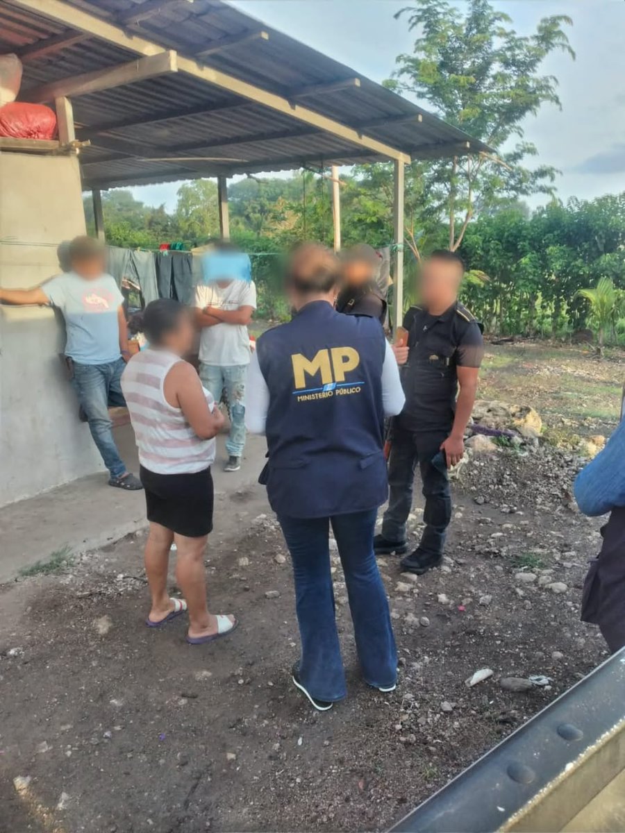 MPguatemala's tweet photo. El Ministerio Público, en coordinación con la Policía Nacional Civil, realizó diligencias de allanamiento, inspección, registro y secuestro de evidencia en dos inmuebles ubicados en el municipio de San Andrés, Petén, en seguimiento a investigaciones por los delitos de asesinato y asociación ilícita.

Como resultado de las diligencias realizadas en el caserío Ixhuaxut, se ejecutó una orden de aprehensión vigente contra Katerin M. por el delito de asociación ilícita.

En otro caso, en el municipio de Las Cruces, Petén, se realizaron siete diligencias de allanamiento, inspección, registro y secuestro de evidencia, en seguimiento a una investigación por el delito de asesinato.

Durante los operativos se efectuó la aprehensión de Oscar H. por los delitos de lavado de dinero u otros activos y tenencia ilegal de armas de fuego. Además, se incautaron cuatro armas de fuego, teléfonos celulares y Q53 mil en efectivo, indicios que contribuirán al fortalecimiento de la investigación.
