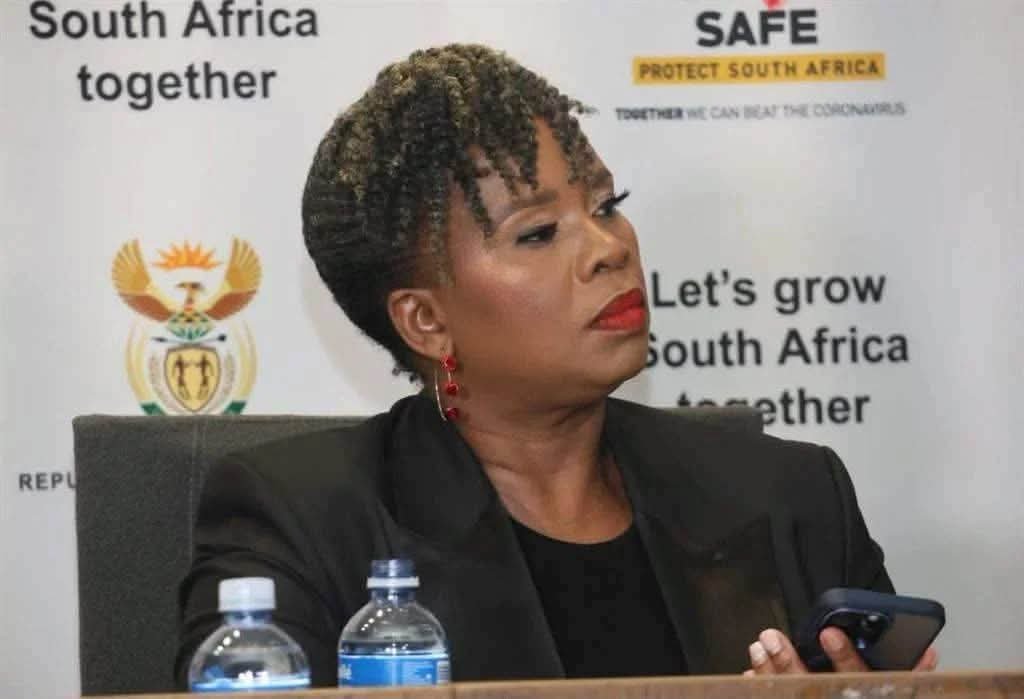 Simphiw02617472's tweet photo. MINISTER OF LABOUR OPENS FOR REFUGEES TO RECIEVES JOB OPPORTUNITIES AS CITIZENS: 

Minister has published a Gazetted amendments to Employment Services Laws which allows refugees to apply same equal work opportunities as South Africans

No we're not angry enough,ayikho lento 😭😭 https://t.co/QD69qVIJ76