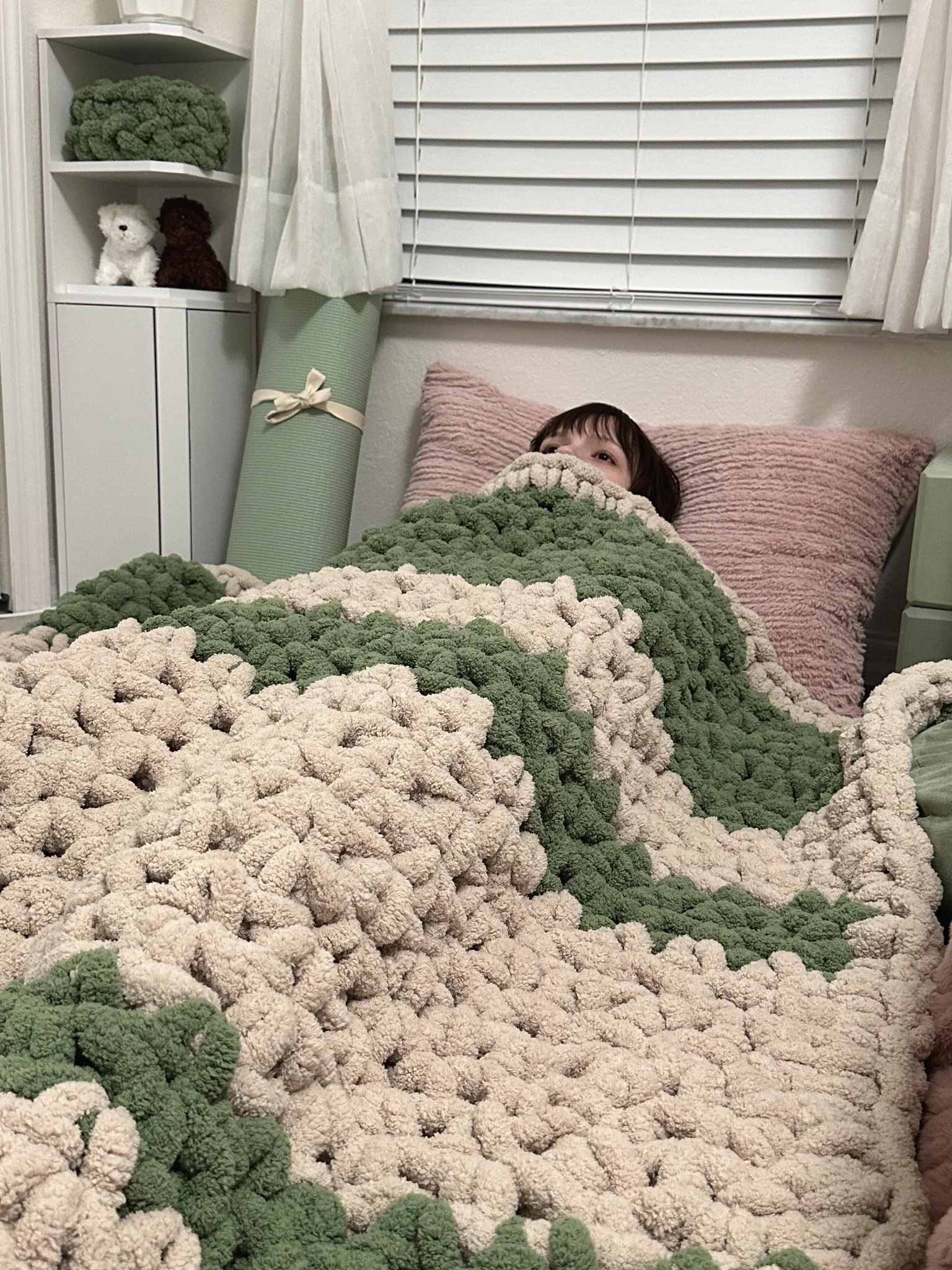 Crochet blanket I made out of bernat yarn https://t.co/wtsL0qF1MV