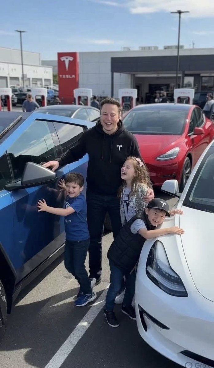 MuskVision1cc's tweet photo. Be honest 

Do you think this is a perfect example to explain adorable moments https://t.co/sg2RZY3KFs