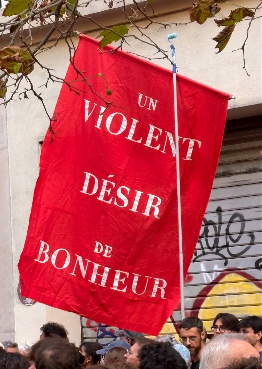 jorglmelo's tweet photo. “Un violento anhelo de felicidad”

Fue la mejor pancarta que vi en la manif de hoy. https://t.co/md0qsQXukp