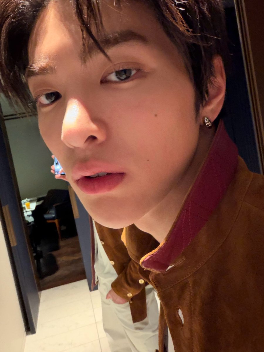 cortisshinez's tweet photo. #KEONHO ON WEVERSE 🤎 

🐶: CHANEL
PARIS
SEE YOU AGAIN https://t.co/RkOtT4oC5M