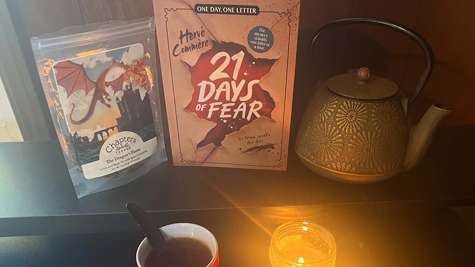 RubyCosmos's tweet photo. Today on the blog, I review 21 DAYS OF FEAR: a slow-burn suspense novel printed in the form of 21 letters, which readers will open once a day.

https://t.co/6FLuk0Xc5b

#bookreview @SimonBooks #21daysoffear https://t.co/agFVOobgeQ
