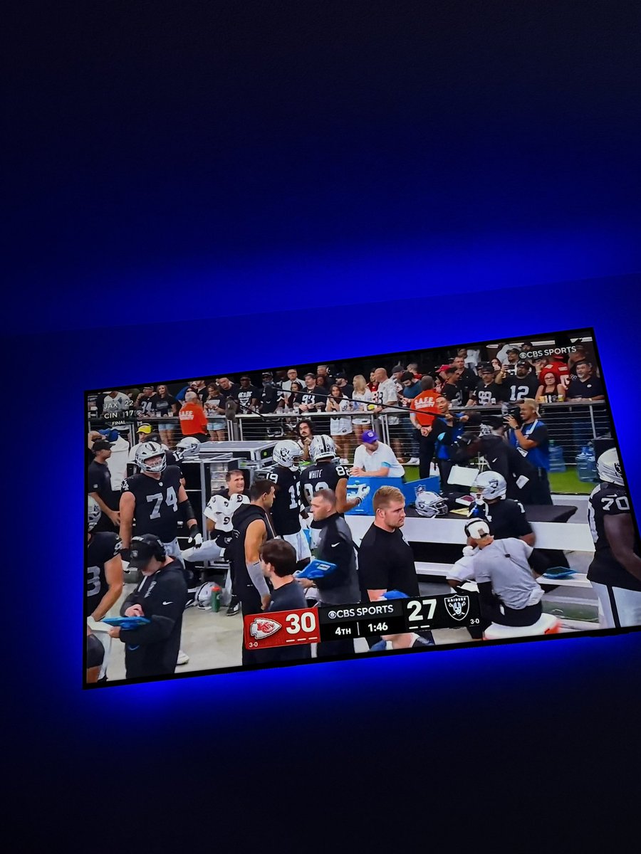 samresendizv's tweet photo. nfl, comida deli, mika y mi carita🖤 https://t.co/fQljbTnWKF