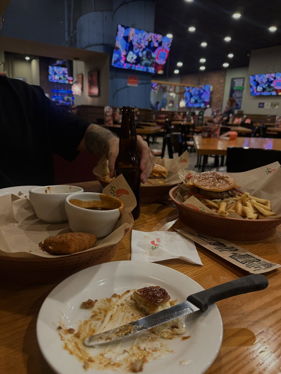 samresendizv's tweet photo. nfl, comida deli, mika y mi carita🖤 https://t.co/fQljbTnWKF