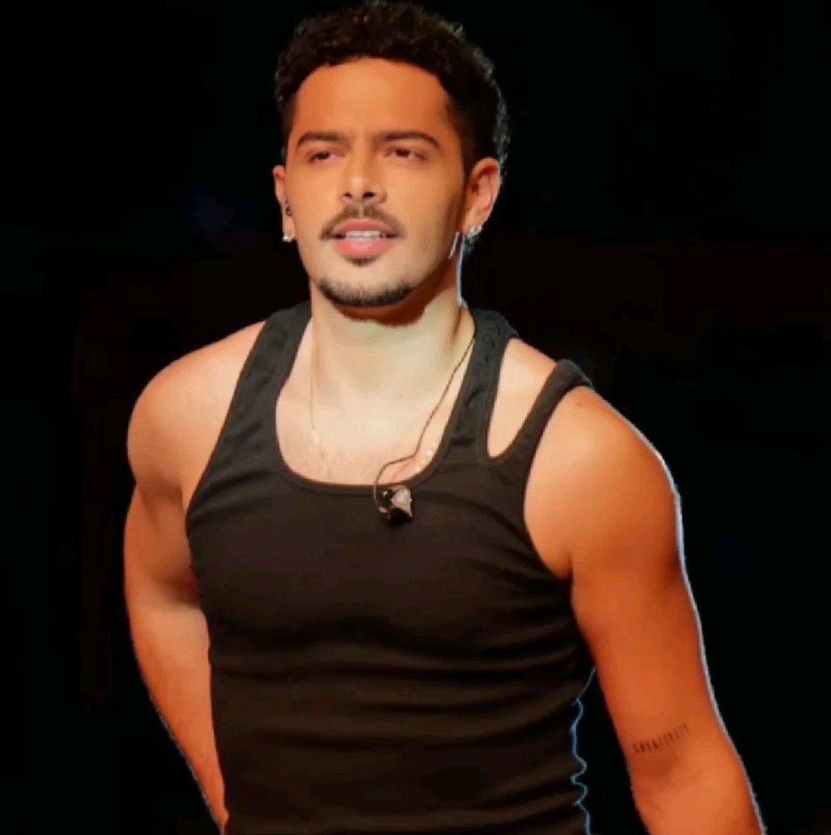 stagepopbr's tweet photo. Internauta faz comentário sobre a falta de posicionamento de PEDRO SAMPAIO:

“o Pedro Sampaio é um oportunista, usa leque, ballroom e elementos da cultura lgbt no palco, mas politicamente é um silêncio absoluto, é fácil transformar representatividade em estética quando isso rende dinheiro, quero ver usar a própria visibilidade quando é preciso.”