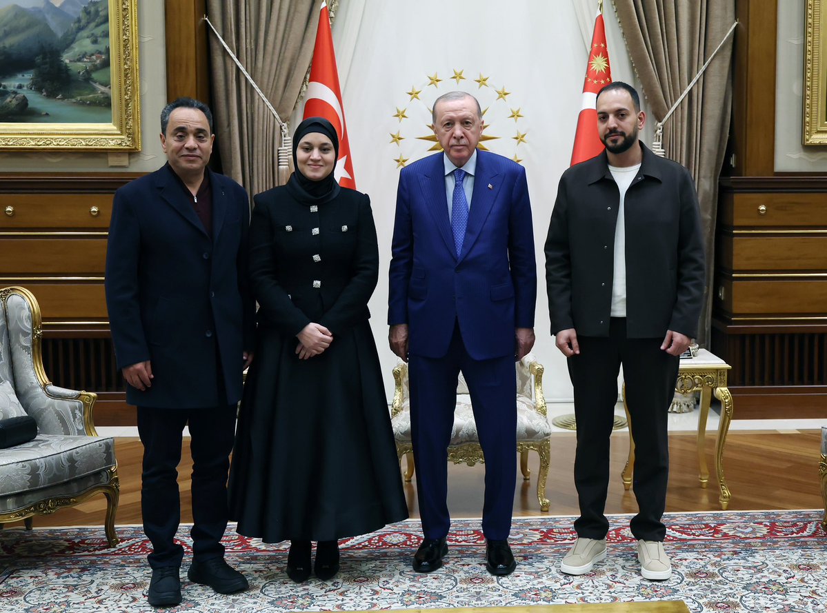 tcbestepe's tweet photo. Cumhurbaşkanımız Sayın @RTErdogan, Gazze’de İsrail’in saldırısı sonucu bir araçta mahsur kalarak hayatını kaybeden 6 yaşındaki Filistinli Hind Rajab’ın ailesini Cumhurbaşkanlığı Külliyesinde kabul etti. https://t.co/gSOZT9ddn2