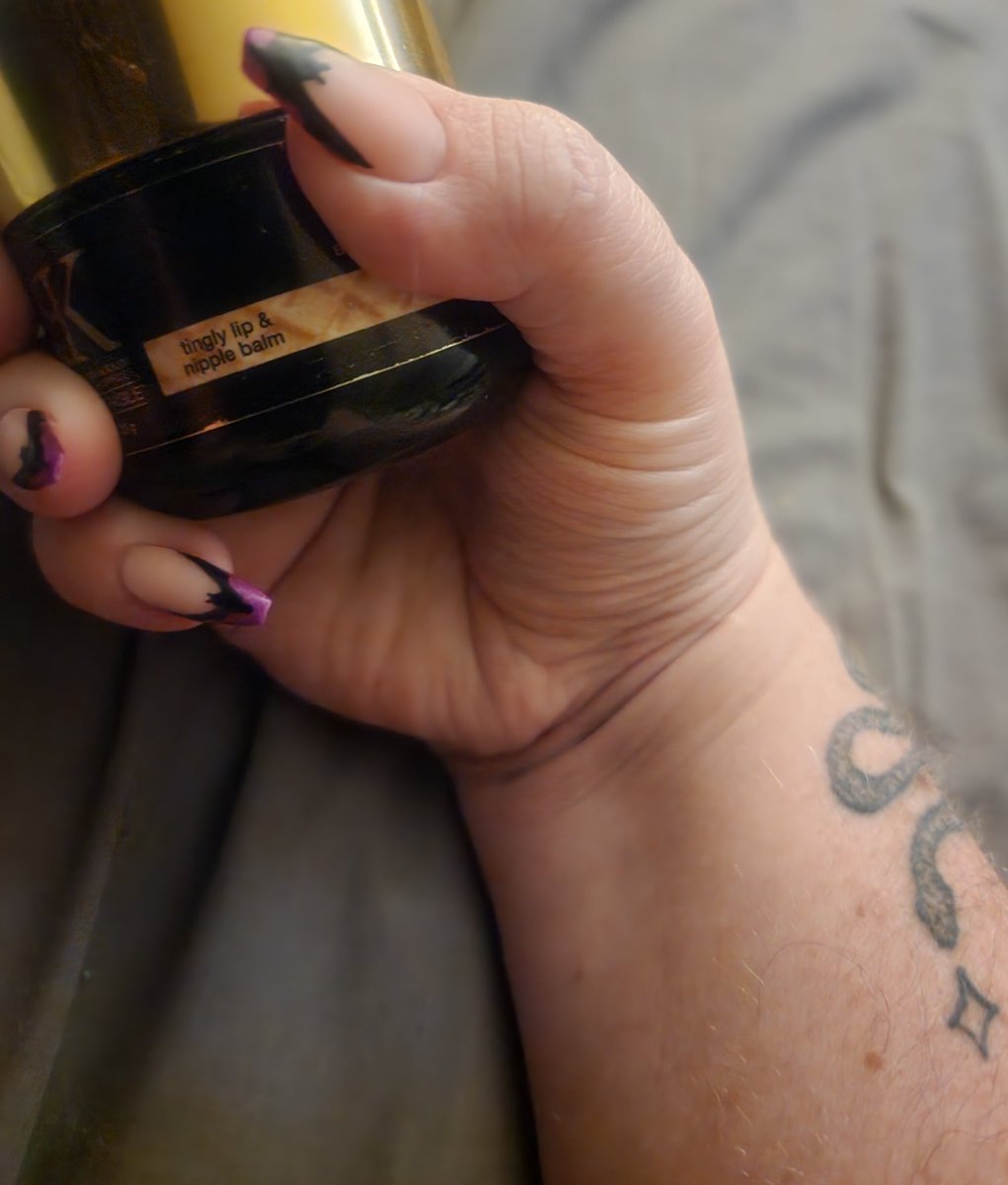 _Trishkas_'s tweet photo. Why is the best thing I own for chapped lips, tingling nipple balm? https://t.co/eorSHOeER5