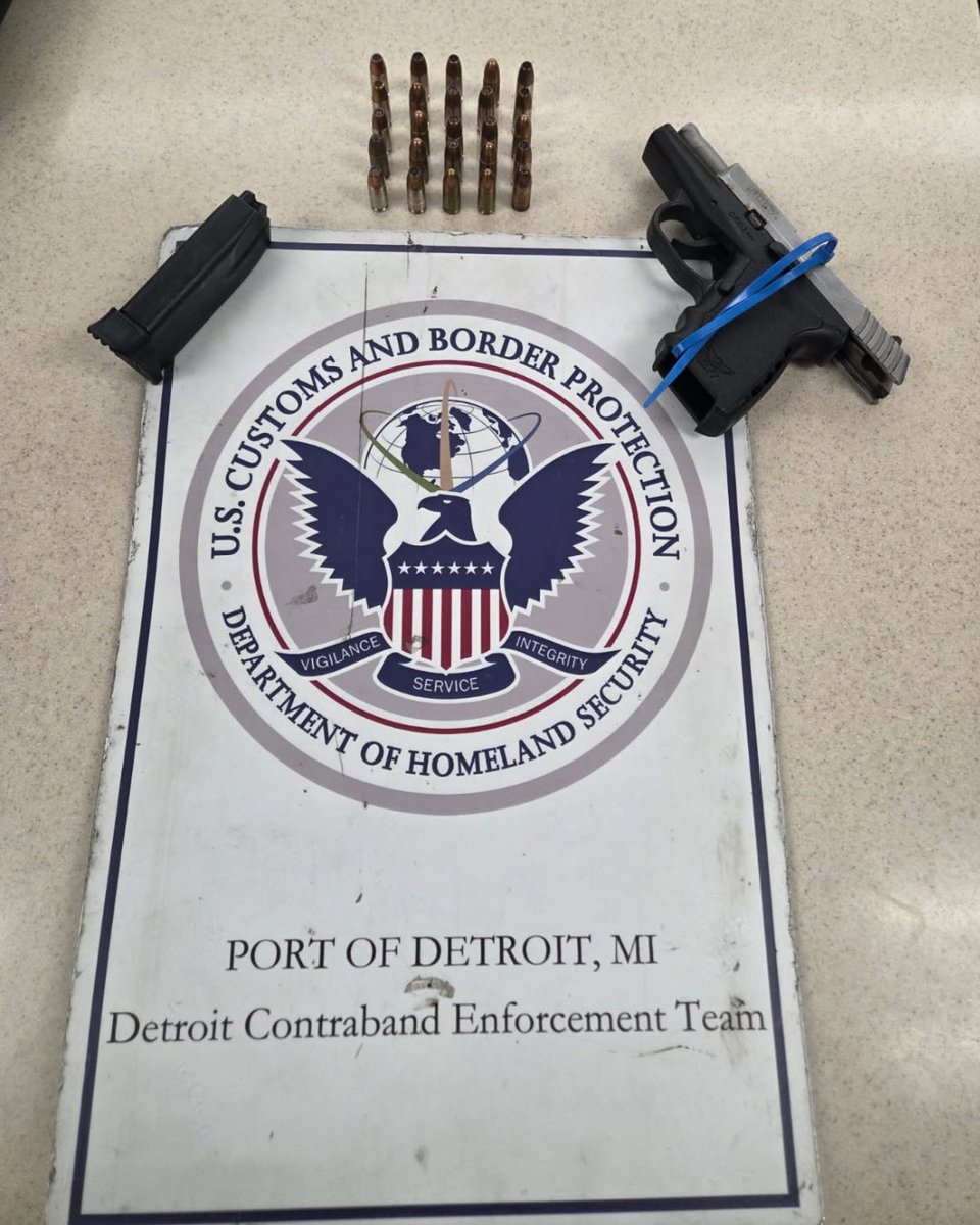 DFODetroit's tweet photo. 🚨ARREST🚨 Outbound enforcement operations near the #AmbassadorBridge revealed a Canada-bound commercial truck driver to be a felon in possession of a firearm, Sept. 22.
- Arrested by @CBP officers
- Turned over to @HSIDetroit
- Pending federal prosecution via @USAO_MIE https://t.co/ehRXTlOhf6