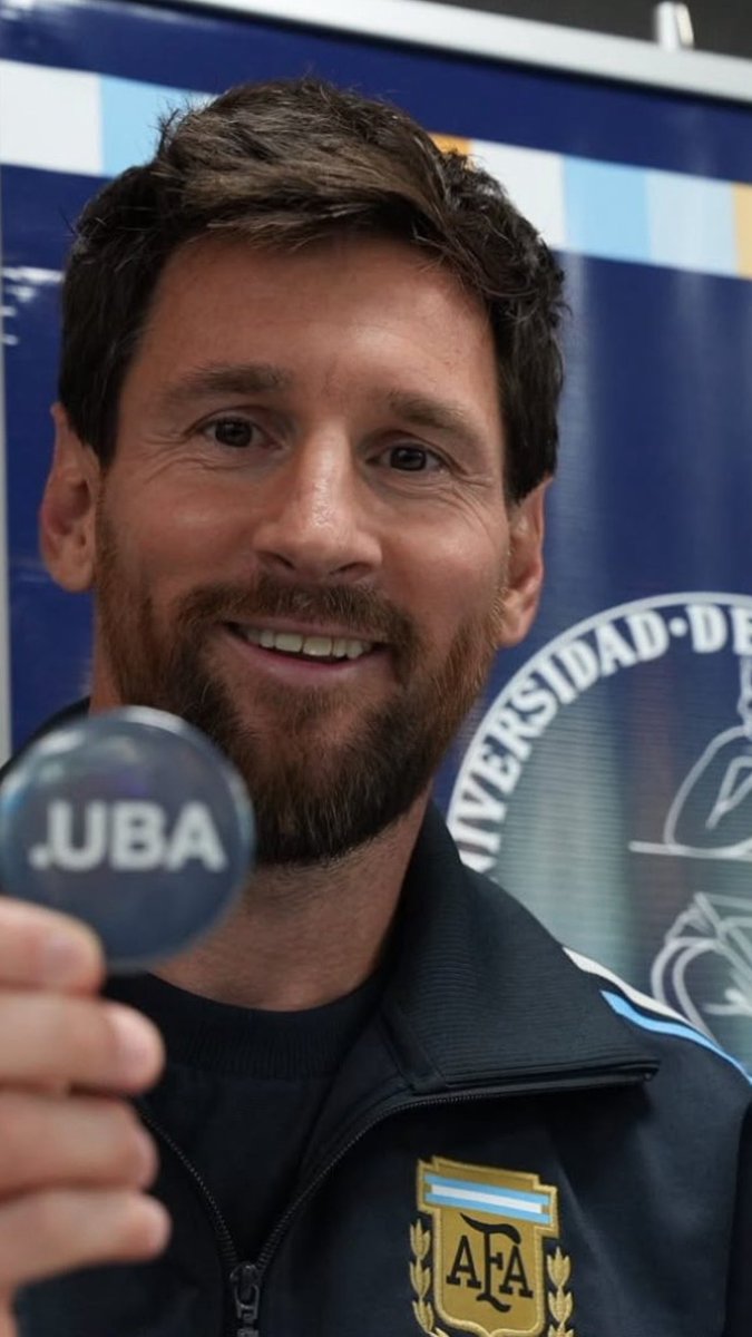 mochifede's tweet photo. Orgullos nacionales: la universidad pública y Messi. https://t.co/A4XyIlTF0g
